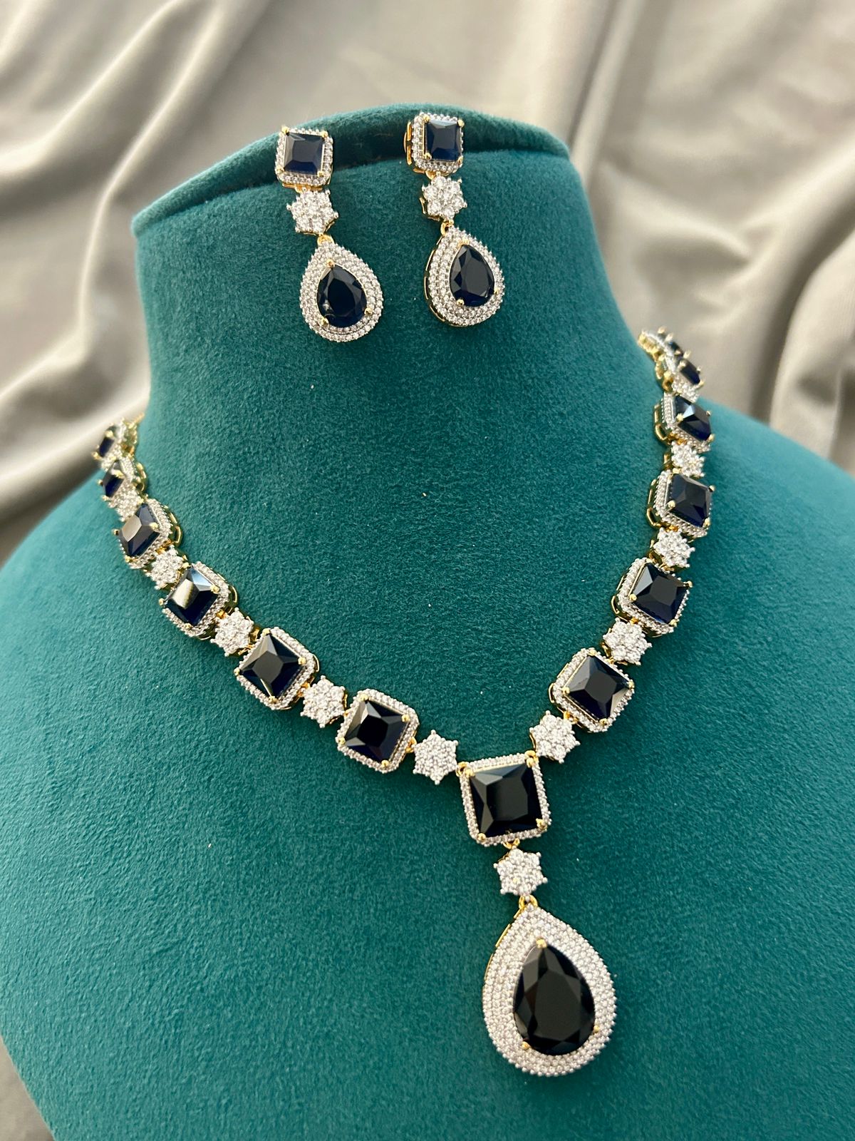 Luxury Black Stone Diamond Look Necklace Set